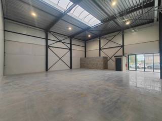 Nieuwbouw loods van 235m². Vlot bereikbaar en goed gelegen vlakbij de Hille. De loods is voorzien van een sectionale poort, lichtstraat, vaste verlichting en een onderhoudsvriendelijke gepolierde betonvloer. Afsluitbaar toilet aanwezig. Bij de loods is er een parkeerplaats en een glazen vitrineraam met voordeur aanwezig. Loods kan zowel opslag als bedrijvigheid fungeren. Drijfkracht aanwezig. Afmetingen inrijpoort: 4m breed x 4,5m hoog. Vrije stapelhoogte van 7,5m.