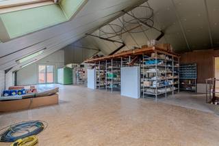 Plusieurs entrepôts à vendre dans le centre de Lo-Reninge.Entrepôt 1 : +/- 100 m² + grenierEntrepôt 2 : +/- 130 m² + grenierEntrepôt 3 : +/- 225 m² +...