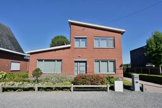 <p><span>Deze tijdloze en bijzonder goed onderhouden woning combineert ruimte, licht en comfort met een zeer gunstige EPC-score. De woning beschikt over grote, aangename leefruimtes en geniet dankzij de vele ramen van een overvloed aan natuurlijke lichtinval. De verzorgde afwerking en uitstekende staat maken dit een woning waar u zonder grote zorgen meteen van kunt genieten.</span></p><p><span> </span></p><p><span>Een absolute troef is de grote, mooie en rustig gelegen tuin, die volop mogelijkheden biedt om te ontspannen, te genieten met familie en vrienden of simpelweg tot rust te komen in een groene omgeving.</span></p><p><span>Ook de ligging is bijzonder interessant. De woning bevindt zich in een rustige zijstraat van de Leuvensesteenweg, waardoor u geniet van de nodige rust en privacy, terwijl u toch vlakbij een uitgebreid aanbod aan winkels, supermarkten en grootwarenhuizen woont. Ook Kampenhout-Sas is vlot bereikbaar.</span></p><p><span>Dankzij de centrale ligging bevindt de woning zich bovendien mooi tussen Leuven en Mechelen, met een goede verbinding richting Brussel. Een ideale combinatie van rustig wonen, ruimte en groen, zonder in te boeten aan bereikbaarheid en voorzieningen.</span></p><p><span> </span></p><p><span>Op het gelijkvloers bevinden zich de inkomhal, woonkamer, keuken, badkamer, bureel, berging en slaapkamer.</span></p><p><span>Op de eerste verdieping heeft men 2 mooie slaapkamers, een ruime hal, alsook een opbergzolder.</span></p><p><span>Achteraan de woning is er dan nog de veranda waar het heerlijk vertoeven is en men kan genieten van het zicht op de mooie tuin.</span></p><p><span> </span></p><p><span>Een ruime, lichtrijke en tijdloze woning met een zeer gunstig EPC, een prachtige tuin en een bijzonder gunstige ligging — een eigendom met alles in huis om er jarenlang met plezier te wonen.<br /><br /></span></p><p><span>Extra troeven:</span></p><ul><li><span>Verzorgde woning</span></li><li><span>Veel lichtinval</span></li><li><span>Zonnepanelen</span></li><li><span>Mooi verzorgde tuin</span></li><li><span>Vlotte verbinding richting Brussel, Leuven, Mechelen</span></li><li><span>Vlakbij allerhande winkels en grootwarenhuizen</span></li><li><span>Grote vrijstaande garage</span></li><li><span>Zeer gunstig EPC score B</span></li></ul><p><span> </span></p><p><span>Contacteer Dupont Vastgoed (Sonja Van Meeuwen, BIV 514142) op het nummer 0495/52 00 99 om een bezoek in te plannen.</span></p><p><span> </span></p>