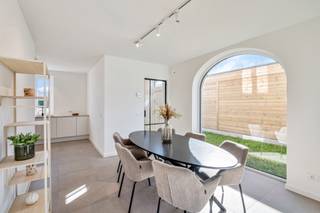 Binnenkort uw nieuwe energiezuinige thuis in een DOODLOPENDE STRAAT in Maldegem maken? Mis deze kans niet!<br /><br />Deze nieuwbouwwoningen zijn volledig instapklaar afgewerkt inclusief schilderwerken.<br /><br />De woningen scoren zeer goed qua energiezuinigheid (E-peil: 16) dankzij de GEOTHERMISCHE WARMTEPOMPEN met vloerverwarming op het gelijkvloers, ZONNEPANELEN, superisolerende beglazing, vloer- muur- en dakisolatie, ventilatie type D,…<br /><br />De keukens zijn voorzien van AEG kwaliteitstoestellen, composiet werkblad, .. .<br /><br />De woningen zijn gelegen op wandelafstand van verschillende supermarkten en vlakbij centrum Maldegem. Daarnaast is er een vlotte verbinding met Antwerpen via de N49 en met het binnenland via de E40 te Aalter.<br /><br />De leefruimtes en tuinen zijn allen zuid én zuidwest gericht, waardoor u steeds voldoende zon- en lichtinval geniet dankzij de grote schuiframen.<br /><br />Deze woning is de laatst beschikbare binnen dit project. Mis deze kans niet.<br /><br />Contacteer Bonne Vastgoed 7 op 7 via 050/73.73.73 of info@bonnevastgoed.be