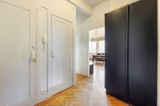 <p><span>Ben je op zoek naar een instapklaar en functioneel appartement in een karaktervol art-decogebouw, vlak bij het Mastvestpark? Dan is dit charmante tweeslaapkamerappartement zeker een bezoek waard. De prachtige visgraatparket, hoge plafonds, overvloedige lichtinval en de rustige ligging aan de achterzijde van een statig art-decogebouw zorgen voor een warme en aangename woonbeleving. Hier geniet je van een geslaagde combinatie van karakter, comfort en praktisch woonplezier.</span><span> </span><span>Met een gemeenschappelijke fietsenberging en twee privatieve bergingen geniet je bovendien van heel wat extra opbergruimte.</span></p><p><span> </span></p><p><span>Authentieke charme &amp; veel licht</span></p><p><span>Via de lift of de trap bereik je het appartement op de eerste verdieping. Achter de veilige, brandwerende inkomdeur met zevenpuntssluiting kom je binnen in de inkomhal op prachtige doorlopende visgraatparket. De ingemaakte kast biedt meteen handige opbergruimte en vanuit de hal heb je toegang tot het aparte gastentoilet en de leefruimte. De woonkamer baadt in het daglicht dankzij de brede raampartijen over de volledige gevelbreedte. De warme visgraatparket, de hoge plafonds met sierlijke moulures en de rustige ligging zorgen voor een aangename sfeer. Je hebt hier moeiteloos plaats voor een ruime zithoek én een gezellige eethoek.  De aparte keuken bevindt zich aan de andere kant van het appartement en is praktisch ingericht met een oven, vaatwasser, koelkast, dubbele spoelbak en voldoende kastruimte. Via de keuken stap je het balkon op, ideaal om even buiten te genieten of je kruidenplantjes een plaats te geven.</span></p><p><span> </span></p><p><span>2 rustige slaapkamers</span></p><p><span>Via de nachthal, eveneens afgewerkt met de originele visgraatparket, bereik je de twee slaapkamers en de badkamer. De ruime master bedroom geniet van veel natuurlijk licht en is uitgerust met een vliegenraam. Ook de tweede slaapkamer is een volwaardige kamer met dubbele ramen en dezelfde mooie parketvloer. Ideaal als kinderkamer, bureau of logeerkamer. De badkamer is volledig betegeld en beschikt over een ligbad en lavabo. Bovendien beschikt het appartement over maar liefst twee extra bergingen, waardoor je nooit opslagruimte tekortkomt waarvan één in de kelder en één op de mansardeverdieping</span></p><p><span> </span></p><p><span>Groen wonen met de stad binnen handbereik</span></p><p><span>De geliefde Tentoonstellingswijk combineert rust met een uitstekende bereikbaarheid. Tram 2 en 6 stoppen letterlijk voor de deur en op amper vijftig meter vind je een Velo-station. Met de wagen bereik je in enkele minuten de Ring en de A12. Voor je dagelijkse boodschappen hoef je niet ver, terwijl je voor een wandeling of een sportieve namiddag terechtkunt in het Middelheimpark, Nachtegalenpark of langs de Mastvest. Ook de sportterreinen aan de Wilrijkse Pleinen liggen vlakbij.</span></p><p><span> </span></p><p><span> </span></p>
