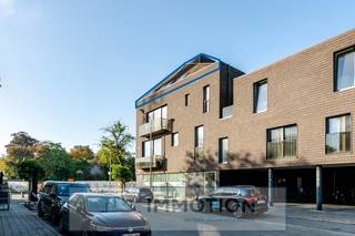 Residentie "LOOFSTRAAT"<br /><br />Dit investeringsappartement bevindt zich op de hoek van de Loofstraat en de Pater Beckstraat, op een ideale locatie tussen het station en Kortrijk ’t Hoghe, met het station, een supermarkt en diverse winkels op wandelafstand.<br /><br />Het duplexappartement bestaat uit een inkomhal met apart toilet, twee slaapkamers die elk beschikken over een eigen douche en lavabomeubel, een keuken met zithoek en een terras op de vierde verdieping. <br />Dankzij de aparte slaapkamers met eigen sanitair is dit appartement bovendien bijzonder geschikt om twee bewoners comfortabel te huisvesten.<br /><br />Het appartement is volledig gemeubeld en onmiddellijk beschikbaar.<br /><br />Voor een persoonlijke afspraak of meer informatie kunt u rechtstreeks contact opnemen met Christophe op het nummer 0497 41 37 37 of via e-mail op christophe@immotion.be