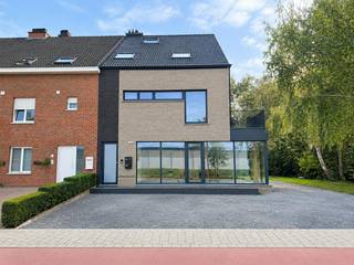Aan de Crutzenstraat 38A in Hasselt bevindt zich deze polyvalente ruimte van ca. 140 m², op een interessante locatie voor ondernemers, vrije beroepen en andere professionele activiteiten.<br /><br />De ligging combineert rust en bereikbaarheid met de nabijheid van het centrum van Hasselt. Het pand bevindt zich op slechts enkele minuten van het centrum en vlak bij de Grote Ring, waardoor zowel het stadscentrum als de belangrijkste invalswegen vlot bereikbaar zijn.<br /><br />Een belangrijke troef is de zeer ruime parkeergelegenheid. Zowel medewerkers als klanten, patiënten of bezoekers kunnen hier eenvoudig parkeren. Daarnaast geniet de ruimte van veel natuurlijk licht en een open, polyvalent karakter.<br /><br />Momenteel bevindt het pand zich in een semi-afgewerkte staat. De eigenaar is bereid om het pand op zeer korte termijn verder af te werken volgens de concrete wensen en noden van de huurder. Hierdoor kan de ruimte optimaal worden afgestemd op de activiteit van de toekomstige gebruiker.<br /><br />De mogelijkheden zijn veelzijdig. Zo is het pand bijzonder geschikt als kantoor voor bijvoorbeeld een boekhoudkantoor, advocatenkantoor of consultancy. Ook vrije beroepen en praktijken zoals een logopedie- of psychologiepraktijk kunnen hier uitstekend worden ondergebracht.<br /><br />Daarnaast leent de open ruimte zich uitstekend voor activiteiten waarbij bewegingsruimte centraal staat, zoals een pilates-, yoga- of bewegingsstudio. De combinatie van de ruime binnenruimte, de buitenruimte, het natuurlijke licht en de parkeermogelijkheden vormt hiervoor een sterke basis.<br /><br />Voor meer informatie of een bezoek, neem gerust contact op via +32 470 85 30 84.