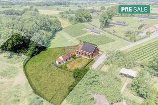 Huis op toplocatie in Heuvelland met prachtige zichten. Deze af te breken/renoveren woning is gelegen op een idyllische locatie nabij de Scherpenberg en Sulferberg. Rustig gelegen in de Zandberg 1 met unieke verzichten geniet deze eigendom van ongelooflijk veel potentieel. Bezoek mogelijk op afspraak.<br /><br />Het perceel is 1.902m² groot en is op heden bebouwd met een woning, garage en bijgebouw. Het resterende deel wordt momenteel gebuikt als weide. <br /><br />TROEVEN <br />Woning met bijgebouw en weide <br />Ideaal als bouwgrond <br />Prachtig gelegen<br /><br /><br /><br /><br />De eigendom wordt aangeboden via de Pre-sale formule. Op 05/09/2026 tussen 10:00 en 12:00 kan u het huis op afspraak komen bezichtigen en een bod uitbrengen. De vermelde prijs is een instelprijs. Voor meer info, gelieve contact op te nemen met de dossierverantwoordelijke.<br /><br />Dit pand is onderworpen aan de renovatieverplichting van de Vlaamse overheid voor residentiële gebouwen (behoudens bij sloop binnen 5 jaar na de aankoop). Consulteer voor meer informatie de website van het Vlaams Energie- en Klimaatagentschap via https://www.vlaanderen.be/een-woning-kopen/renovatieverplichting-voor-residentiele-gebouwen<br /><br />Bestuursmaatregelen in het maatregelenregister: nee