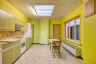 Op een paar minuutjes van het op- en afrittencomplex E40 te Aalst en op fietsafstand van het A-zorgziekenhuis bevindt zich deze knusse woning. Zij...