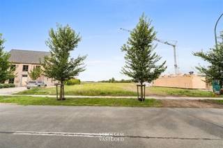 <p><span>Ligging<br /></span><span>Perfect bereikbaar en vlakbij de oude spoorweg, een heerlijk fietspad dat je van Lembeke naar Eeklo brengt.<br />Dichtbij scholen, winkels, supermarkten, sportfaciliteiten en openbaar vervoer (trein, bus).<br /><br /></span><span>Nieuwbouw woning in landelijke stijl, op een perceel van 618,81m²<br /></span><span>Je komt binnen via een aparte inkom met gastentoilet. <br />Daarachter opent zich een ruime, lichte leefruimte met een duidelijk afgelijnde zithoek en eethoek. <br />De open keuken sluit er naadloos op aan en kijkt mee naar de tuin. <br />De aangrenzende berging met wasplaats houdt alles netjes uit het zicht.<br />Op de verdieping liggen drie volwaardige slaapkamers, een aparte dressing en een badkamer met bad, douche en dubbele lavabo. <br />Er is ook een tweede toilet op de nachthal.<br />De zolder is bereikbaar via een vaste trap en biedt plaats voor een vierde slaapkamer of een hobbyruimte, naast de technische ruimte.<br /><br />De woning wordt gebouwd volgens de EPB-eisen E20.<br />Je krijgt een lucht/water-warmtepomp met vloerverwarming op het gelijkvloers en de verdieping, 4.000 Wp zonnepanelen, een vraaggestuurd ventilatiesysteem C+, een regenwaterput van 10.000 liter. en een wachtbuis naar de oprit voor het later laden van je wagen.<br />Keuken, sanitair, vloeren en tegels, binnendeuren en trap zijn allemaal voorzien, met een ruim budget om zelf je materialen te kiezen. <br />Je bepaalt mee hoe je thuis er uiteindelijk uitziet. <br />Tuinaanleg, terras en oprit zijn niet inbegrepen, net als de schilderwerken en de vloerbekleding op de verdieping.<br /><br />/ halfopen woning<br />/ 4 slaapkamers<br />/ energiezuinig afgewerkt<br /><br /></span></p><p><span> </span></p>
