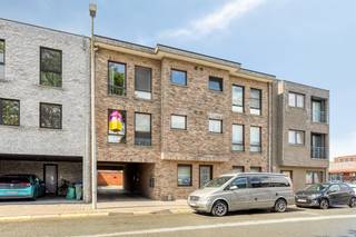 Dit leuk appartement biedt een praktische indeling en een comfortabele woonomgeving.<br />Centraal gelegen in Burcht, vlakbij invalswegen.<br /><br />Het appartement beschikt over een lichtrijke leefruimte met aansluitend een ingerichte en zeer goed onderhouden keuken.<br />Het appartement telt twee slaapkamers achteraan en beschikt daarnaast over een terras.<br />Verder is er een apart toilet, een badkamer met lavabomeubel en ligbad en een praktische berging/wasplaats.<br />Als extra troef is er ook een autostaanplaats aanwezig.<br /><br />Houten ramen met dubbel glas en verwarming op elektriciteit.<br />Gelegen in een gebouw zonder lift, wat bijdraagt aan lage gemeenschappelijke kosten.<br /><br />Een goed onderhouden appartement voor eigen bewoning of als investering.<br />Plan zeker een bezoek in via 03/775.78.79<br />Ben je ook van plan jouw eigendom te verkopen? Maak een afspraak voor een gratis schatting, wij maken er samen een succesverhaal van.