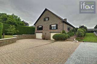 Rustig gelegen villa met 5 slaapkamers, zwembad, zonnepanelen en mooie tuin te Tervuren (Moorsel) . Gelijkvloers: Inkomhal (25m²) met gastentoilet...