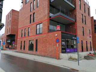 Volledig afgewerkt appartement, gelegen op de eerste verdieping, met 2 slaapkamers!Bestaande uit:• Inkomhal• Woonkamer• Volledig ingerichte open...