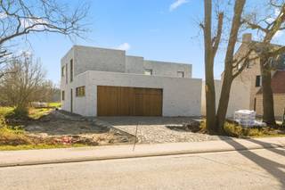 Ontdek deze exclusieve, moderne nieuwbouwvilla op een royaal perceel van meer dan 40 are, gelegen in het groene Rijmenam, op de grens met Boortmeerbeek. Geniet achteraan van een prachtig, vrij uitzicht over agrarisch gebied, ideaal voor dierenliefhebbers of voor wie houdt van rust, ruimte en een groene omgeving.<br /><br />Deze energieneutrale en toekomstgerichte villa wordt opgeleverd bij akte (± 4 maanden) en is uitgerust met verschillende moderne technieken zoals geothermie met vloerverwarming en -koeling. De villa wordt volledig afgewerkt met duurzame en hoogwaardige materialen voor een uiterst luxueuze uitstraling. Ook de tuin zal worden aangelegd, zodat u meteen zorgeloos kunt intrekken.<br /><br />Ontdek deze villa nu al via de grondplannen en video’s op onze website: www.imovastgoed.be<br />Alle vermelde prijzen zijn exclusief btw (21% op de constructie, 12% op de grondwaarde).<br /><br />Voor meer informatie of een bezoek kunt u ons steeds contacteren op het nummer 015/21.21.21 of via olivier.lievens@imovastgoed.be.<br />En als u zich afvraagt wat uw eigen woning waard is, neem dan gerust contact op voor een gratis waardebepaling.