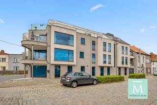<p><span>Goed gelegen handelsruimte te Sint-Katelijne-Waver/Mechelen</span></p><p><span>Op een uitstekende locatie aan een toegangsweg richting Mechelen vind je deze mooie handelsruimte die de mogelijkheid biedt aan verscheidene soorten handelsactiviteiten. Je beschikt met deze locatie over veel passage en voldoende publieke parkeermogelijkheden in de onmiddellijke nabijheid om jouw zaak tot een echt succesverhaal uit te bouwen.</span></p><p><span>De handelszaak was in het verleden een broodjeszaak en bestond uit een open (verbruiks)ruimte met bereidingstoog, een achterliggende verwerkingsruimte/berging en sanitair. </span></p><p><span>Momenteel wordt de zaak uitgebaad als beautysalon.</span></p><p><span>De zaak is gevestigd in een recent gebouw uit 2019 met een zeer nette uitstraling.</span></p><p><span>Geïnteresseerd om hier je handelszaak uit te baten? Contacteer ons dan op 015/20.20.82 of <span>info@demakelaardij.be</span></span><span> voor meer info of voor een bezoek ter plaatse!</span></p>