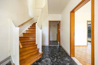 <p><strong>KARAKTERVOLLE, DEELS TE RENOVEREN HALFOPEN BEBOUWING OP EEN PERCEEL VAN 4A65CA OP TOPLOCATIE IN RESIDENTIËLE BUURT TE HASSELT (BERKENVELD)<br /><br /></strong>In de prachtige, residentiële wijk “Berkenveld” te Hasselt-Kiewit vinden we aan de Europalaan 26 een te renoveren woning terug. Via de Kempische Steenweg bereik je in no-time Hasselt-centrum, Zonhoven en de oprit naar de autostrade.<br /><br />De woning met garage werd gebouwd in 1965 op een zuidgericht perceel van zo'n 4,65 are. De woning bevindt zich momenteel deels in een te renoveren staat, doch werd het dak reeds vernieuwd in 2001, werd de badkamer gerenoveerd, werd er reeds overschakeld op een condenserende aardgasketel wat verwarming betreft en werden de ramen reeds vervangen naar PVC schrijnwerk met dubbele hoogrendementsbeglazing. <br /><br />De indeling van de woning is heden als volgt:<br /><br />Op het gelijkvloers bevindt zich een royale inkomhal met ruimte voor een vestiaire. Achteraan links zijn een afzonderlijk gastentoilet en de toegang tot de technische ruimte voorzien. Vanuit de inkomhal bereikt u rechts een polyvalente ruimte die perfect dienst kan doen als bureel, gelijkvloerse slaapkamer of extra leefruimte.<br /><span>Vervolgens komt u in de bijzonder ruime woonkamer met sfeervol niveauverschil en open haard. Dankzij het grote schuifraam geniet u van een directe verbinding met de tuin.<br /></span>Achteraan bevindt zich de ruime keuken, aansluitend gevolgd door de wasplaats en een praktische hal met toegang tot de achterdeur.</p>
<p>Terug in de inkomhal, leidt de wenteltrap je naar een ruime overloop. Deze geeft toegang naar een bergkamer / thuisbureel, naar 3 ruime slaapkamers en de badkamer met ligbad, douche, dubbele wastafel en toilet. In de nachthal bevindt zich eveneens het zolderluik die via een uitschuifbare trap toegang biedt tot de ruime bergzolder van circa 82 m2. Deze ruimte werd op de zoldervloer geïsoleerd.<br /><br />Tot slot vinden we aan de buitenzijde van de woning een diepe oprit, garage met tuinberging en een gezellige, omheinde tuin terug met de nodige privacy. De zuidgerichte tuin vormt een absolute troef. Dankzij de grote raampartijen aan de west-zuidzijde geniet de woning bovendien van een overvloed aan natuurlijk licht en blijft de avondzon tot laat binnenstromen.<br /><br />Matcht jouw woondroom met deze charmante gezinswoning op zeer gegeerde locatie?<br />Contacteer ons op 011 96 51 76 of mail naar info@momentumvastgoed.be.</p>