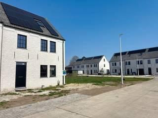 In deze doodlopende verkaveling 'Biezenhof' te Beervelde realiseerden we 13 uiterst energiezuinige woningen in een landelijke stijl.Deze woning op...