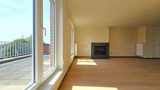 In het centrum van Avelgem, verspreid over de volledige bovenste verdieping van deze kleinschalige residentie, vind je deze enorm ruime...