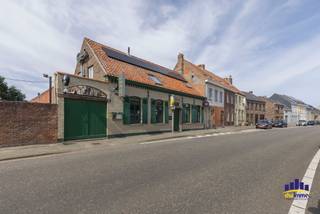 In het landelijke Watervliet bevindt zich Brasserie Niveau, een karaktervolle horecazaak met ruime woonst, zonnig terras en gezellige tuin op een perceel van maar liefst 740 m².<br />De zaak werd gedurende 22 jaar uitgebaat als restaurant en beschikt over een warme, authentieke uitstraling. De gelagzaal biedt plaats aan circa 40 personen en beschikt over een volledig geïnstalleerde bar met onder meer een massief houten toog. Vanuit de zaak is er rechtstreeks toegang tot het zonnige terras en de tuin, waar nog eens circa 50 personen kunnen plaatsnemen.<br />De professionele keuken is volledig ingericht en uitgerust met onder andere een Merrychef, gasvuur met 4 bekken, inox dampkap, ijsmachine, koelcel en vaatafwas. Daarnaast zijn er voldoende opslagmogelijkheden aanwezig.<br />Dankzij de indeling, ligging en aanwezige infrastructuur is het pand geschikt voor verschillende horecaconcepten, waaronder een restaurant, brasserie, tea-room of eetcafé.<br />De authentieke gevel met groene luiken, baksteenaccenten en de sfeervolle inrichting geven de zaak een bijzonder karakter. <br />Boven de horecazaak bevindt zich een woonst met 2 slaapkamers, waardoor wonen en uitbating perfect kunnen worden gecombineerd.<br />Een bijkomende troef zijn de 66 zonnepanelen. De residentiële entiteit beschikt over een EPC-label C.<br />De eigendom is vrij bij akte.<br />TROEVEN
<ul>
<li>Perceeloppervlakte van 740 m²</li>
<li>22 jaar uitgebaat als restaurant</li>
<li>Circa 40 zitplaatsen binnen</li>
<li>Circa 50 zitplaatsen buiten</li>
<li>Zonnig terras en gezellige tuin</li>
<li>Volledig ingerichte professionele keuken</li>
<li>Ruime opslagmogelijkheden</li>
<li>Woonst met 2 slaapkamers</li>
<li>66 zonnepanelen</li>
<li>EPC-label C</li>
<li>Karaktervolle en authentieke uitstraling</li>
<li>Gelegen in woongebied met landelijk karakter</li>
<li>Vrij bij akte</li>
<li>Geschikt voor verschillende horecaconcepten</li>
</ul>
VRAAGPRIJS: € 599.000