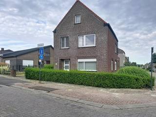Deze volledig gerenoveerde woning is rustig gelegen nabij het centrum van Zomergem en biedt een praktische indeling met drie volwaardige slaapkamers. Op het gelijkvloers beschikt de woning over een inkomhal met apart toilet, een gezellige leefruimte, een volledig geïnstalleerde keuken, een kelder, een wasplaats en een badkamer uitgerust met zowel een ligbad als een douche. Op de eerste verdieping bevinden zich drie slaapkamers en een extra douchekamer. Verder is er een aparte garage aanwezig. De woning wordt verwarmd via centrale verwarming op aardgas en beschikt over een EPC van 255 kWh/m².