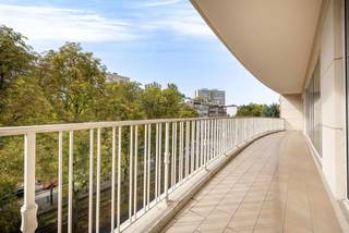 UCCLE, sur la prestigieuse avenue Winston Churchill, au 4e étage d’un immeuble de standing, découvrez ce magnifique appartement traversant de ±238 m² selon PEB, offrant des volumes particulièrement généreux et une belle luminosité.<br />Cette configuration traversante permet de distinguer naturellement les espaces de vie de la partie nuit.<br />L’appartement se présente dans un bon état général et offre une excellente base, tout en laissant à ses futurs propriétaires la possibilité de le remettre au goût du jour et de le personnaliser selon leurs envies. PEB D+<br /><br /><span>4e étage</span> : <br />
<ul>
<li>Hall d’entrée</li>
<li>Vestiaire avec WC</li>
<li>Living ± 55m² sur parquet</li>
<li>Salle à manger ± 30m² sur parquet</li>
<li>Terrasse ± 25m² orientée plein SUD</li>
<li>Cuisine équipée</li>
<li>Buanderie</li>
<li>Hall de nuit</li>
<li>Chambre 1 ± 11m²</li>
<li>Chambre 2 ± 13m² avec placards</li>
<li>Chambre 3 ± 13m² avec placards</li>
<li>Chambre 4 ± 16m² avec placards</li>
<li>Salle de douche + WC</li>
<li>Salle de bains + WC</li>
<li>Terrasse arrière 14m²</li>
</ul>
<p>Cave<br />Garage Box (+ 55.000 €) OBLIGATOIRE</p>