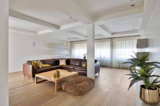 Welkom op de Bilzerweg 19, As.<br /><br />Bent u op zoek naar een ruime woning in het centrum van As?<br />Bent u op zoek naar een volledig instapklare woning met 3 slaapkamers?<br />Bent u op zoek naar een woning waarbij u een thuispraktijk/bureel nodig heeft?<br />Dan is deze bijzondere woning precies wat u zoekt!<br /><br />De woning werd in 2006 grondig gerenoveerd en sindsdien met zorg onderhouden.<br />De bewoonbare oppervlakte bedraagt 224,30 m² (netto), exclusief de inpandige garage.<br /><br />Ontdek de woning alvast via de virtuele rondleiding:<br />https://player.vimeo.com/video/1121838074<br /><br />Troeven:<br />+ Grondig gerenoveerd in 2006 en perfect onderhouden<br />+ Centrale ligging in As, nabij winkels, scholen en natuur<br />+ Lichtrijke leefruimte met parketvloer, open keuken en gashaard<br />+ 3 ruime slaapkamers<br />+ Inpandige garage met sectionale poort poort<br />+ Energiezuinige woning (B- label)<br />+ Zonnenpanelen met certificaten aanwezig<br />+ Asbestveilig<br />+ ...<br /><br />Indeling:<br />Op het gelijkvloers komt u binnen via de centrale inkomhal die toegang geeft tot de verschillende vertrekken. Aan de voorzijde bevindt zich een ruime bureauruimte, ideaal als thuiskantoor of hobbykamer. Aan de andere zijde van de hal ligt een praktische wasruimte met aansluitingen voor wasmachine en droogkast, en bovendien een extra douche. Verder leidt de hal naar de royale leefruimte met een gezellige zithoek rond de doorkijk-gashaard, een eetplaats en een moderne open keuken. Grote raampartijen en schuifdeuren zorgen hier voor veel lichtinval en een mooi contact met de tuin. Een apart gastentoilet vervolledigt dit verdiep.<br /><br />Op de bovenverdieping biedt de nachthal toegang tot twee ruime slaapkamers, elk voorzien van een ingebouwde dressing. Beide kamers zijn bovendien voorzien van airconditioning voor extra comfort tijdens warme zomerdagen. De badkamer is bijzonder ruim en uitgerust met een moderne inloopdouche, een ligbad, dubbele lavabo en een stijlvol badkamermeubel. Ook hier is een apart toilet aanwezig.<br /><br />Buiten geniet u van een onderhoudsvriendelijke tuin met terras, ideaal voor ontspanning of gezellige avonden. Achteraan bevindt zich een ruime garage met automatische poort, die zowel plaats biedt voor een wagen als extra opbergruimte en rechtstreeks toegankelijk is vanuit de tuin.<br /><br />Documenten<br />Het EPC-verslag en de grondplannen kan u eenvoudig downloaden in bijlage.<br /><br />Interesse in een bezichtiging?<br />Bel ons via 089 391 555 of mail naar info@frerevastgoed.be.<br /><br />* Opmetingen van de binnenmaten zijn indicatief en kunnen licht afwijken.