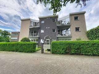 Gelijkvloersappartement met gezellige tuin en garage Dit uitzonderlijk ruime appartement van 150 m² in Brasschaat voelt meteen als thuis.De royale...