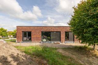 Aan de Duifhuisstraat 27 in Kruisem bevindt zich deze ruime, vrijstaande woning (263 m² bewoonbare oppervlakte) met een vergund verbouwings- en uitbreidingsconcept. De woning biedt een bijzonder ruim potentieel en vormt een unieke basis voor wie op zoek is naar een hedendaagse gezinswoning met veel ruimte en vrijheid in afwerking. <br /><br />PLUSPUNTEN:<br />* CASCO AFWERKING - VRIJHEID IN INRICHTING EN MATERIALEN<br />* VERGUND VERBOUWINGS-EN UITBREIDINGSCONCEPT<br />* RUSTIGE, GROENE EN RESIDENTIËLE OMGEVING<br />* ACHTERAAN ZICHT OP EEN OPEN, LANDELIJKE OMGEVING<br />* ZONNEPANELEN 7.360 KWH (23 x 320 WP)<br />* RUIM PERCEEL 1.544 m²<br />* PRIVATE PARKEERGELEGENHEID<br />* RUIME GARAGE/TUINBERGING (40 m²) VOORZIEN VAN 2 SECTIONALE POORTEN<br /><br />INTERIEUR:<br />Op heden omvat de woning enkel een gelijkvloerse verdieping waar er maar liefst 4 slaapkamers kunnen gecreëerd worden.<br />De vergunde plannen voorzien een mogelijkheid tot kangoeroewoning/grote bureauruimte, etc. De vergunning omvat op het gelijkvloers een ruime en veelzijdige leefindeling met onder meer een aangename leef- en eetruimte, keuken, 2 slaapkamers, dressing, badkamer, berging, technische en een afzonderlijke was- en strijkruimte. <br /><br />De vergunde plannen voorzien eveneens een verdieping met een volwaardige tweede woonlaag voorzien van twee royale slaapkamers, een bureau, badkamer, ruime berging en nachthal. Hierdoor ontstaat een bijzonder ruime gezinswoning met mogelijkheden voor zowel gezinnen als wie nood heeft aan extra werk-, hobby- of bergruimte.<br /><br />EXTERIEUR:<br />De tuin kan worden ingericht als een onderhoudsvriendelijke buitenruimte met voldoende plaats voor terras, groen en ontspanning. De groene, residentiële omgeving en het achterliggende open landbouwgebied versterken bovendien het gevoel van ruimte en rust. Alsook is er een ruime garage/tuinberging van 40 m² aanwezig, voorzien van 2 automatische, sectionale poorten. <br /><br />Een bijzonder interessant pand voor wie op zoek is naar een ruime vrijstaande woning met een sterk vergund uitbreidingspotentieel, en daarbij zelf nog een belangrijke rol wil spelen in de verdere afwerking en inrichting.