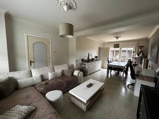 Deze te renoveren woning is de perfecte opportuniteit voor wie op zoek is naar een eigendom die volledig naar eigen stijl en wensen ingericht...