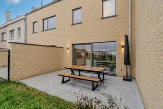 Ontdek deze recent gerenoveerde, ruime woning te Westende Dorp op enkele minuten van het strand, horecazaken en nog zoveel meer!<br />Een instapklare woning die comfort, ruimte en hedendaagse afwerking perfect combineert voor vaste bewoning, tweede verblijf of als investering.<br /><br />Deze woning werd ingedeeld als volgt:<br />Inkomhal met gastentoilet, woonkamer, open keuken uitgevend op de ruime aangelegde tuin.<br />Via de trap, op de 1ste verdieping vinden we wederom een afzonderlijk toilet, 2 ruime slaapkamers en een badkamer met inloopdouche.<br />Op verdieping 2 vinden we het de 3de slaapkamer, de 2de badkamer met ligbad, en derde toilet en een technische bergruimte.<br /><br />Tot slot zijn alle benodigdheden aanwezig (evacuatieplannen, brandblussers, etc.) om deze woning in regel te stellen met het logiesdecreet.<br /><br />Enkele troeven:<br />Ruime woning <br />Op wandelafstand van het strand, stadscentrum en horeca<br />Hoogwaardig afgewerkt<br />Energiezuinig<br />Gemeubeld<br /><br />Aarzel niet en contacteer ons om deel te nemen aan de bezoekdag op 21/03/2026!