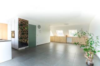 Modern 2 slaapkamer appartement in het centrum van Sint-Job met een groot terras en garagebox.Gelegen op de 3e verdieping, bereikbaar met lift of...