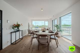 Nieuw afgewerkte appartementen op een rustige locatie met panoramisch zicht op groen en duinen<br /><br />In dit vernieuwde residentiële project werd een bestaand pand volledig herwerkt tot moderne en lichtrijke appartementen met een hedendaagse uitstraling. Bij de heropbouw lag de focus op comfort, duurzame afwerking en een aangenaam ruimtegevoel, waardoor elk appartement klaar is voor jarenlang zorgeloos woonplezier.<br /><br />Dankzij de grote glaspartijen geniet u overal van een overvloed aan natuurlijk licht en een prachtig open uitzicht op het omliggende natuurgebied en de duinen. De combinatie van rust, licht en kwalitatieve materialen zorgt voor een aangename en stijlvolle woonomgeving.<br /><br />Binnenin beschikt het appartement over een praktische berging met voorzieningen voor wasmachine en droogkast. De badkamer werd modern ingericht met een ruime douche, lavabo met kastruimte, verlichte spiegel en handdoekradiator voor extra comfort.<br /><br />Bewoners kunnen bovendien genieten van een gemeenschappelijk zwembad en een handige fietsenberging, wat het vakantiegevoel het hele jaar door versterkt.<br /><br />Zowel geschikt als vaste woonst, comfortabele tweede verblijfplaats of interessante investering met aantrekkelijk verhuurrendement.<br /><br />Indeling:<br />Gelijkvloers: inkom – apart gastentoilet – praktische berging – badkamer met douche en lavabo – lichtrijke slaapkamer met uitzicht op groen – volledig uitgeruste keuken – leefruimte met toegang tot terras – gemeenschappelijk zwembad – mogelijkheid tot huren of aankopen van een parkeerplaats bij het gebouw.<br /><br />Pluspunten:<br /><br />- Veel natuurlijke lichtinval<br />- Moderne en kwalitatieve afwerking<br />- Rustige omgeving vlak bij natuur en duinen<br />- Zwembad en fietsenstalling aanwezig<br />- Ideaal als investering of tweede verblijf<br /><br />Meer info of een bezoek plannen?<br />Neem gerust contact op via 059 41 10 10 of mail naar info@immopadiva.be. Ook op zondag staan wij voor u klaar.