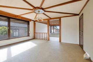OMSCHRIJVING:<br />- GELIJKVLOERS: Inkomhal, woonkamer met verlaagd zitgedeelte (4,75 x 3,90 m) met kachelaansluiting, eetkamer (4,80 x 4,10 m), ruime, ingerichte keuken (5,14 x 4,51/3,00 m) met mooi uitzicht naar de tuin. De keuken is uitgerust met elektrisch fornuis, dampkap, oven, koelkast en spoelbak. Sas met buitendeur, berging/wasplaats (5,20 x 3,50 m) met voorzieningen voor wasmachine en droogkast en voldoende bergruimte. Nachthal, slaapkamer 1 (3,96 x 3,74 m), slaapkamer 2 (4,00 x 2,90 m), badkamer 1 (2,24 x 2,13 m) met ligbad en wastafelmeubel, slaapkamer 3 (3,40 x 2,70 m), badkamer 2 (2,96 x 2,00 m) met douche, apart toilet.<br />- KELDER: Via de nachthal te bereiken met vaste trap, kelderruimte 1 (5,80 x 3,50 m), kelderruimte 2 (5,20 x 3,25 m) en technische ruimte met cv-ketel en stookolietank (5,20 x 3,00 m).<br />- ZOLDER: Bergzolder, bereikbaar via luik vanuit achtersas.<br />- GARAGE: Vrijstaande, gemetselde garage (6,00 x 3,30 m) met wentelpoort.<br />- TUIN: Volledig omheinde, onderhoudsvriendelijke tuin die veel privacy biedt. Knus terras tegen de achtergevel. Zowel de achtertuin als de zijtuin zijn ideaal om te vertoeven.<br /><br />BIJKOMENDE INFORMATIE:<br />- Ramen: Houten ramen met dubbele beglazing voorzien van opzetrolluiken.<br />- Verwarming: CV-ketel op stookolie.<br />- Vloeren: Vloertegels, woonkamer en keuken voorzien van steentapijt, slaapkamers voorzien van vloerbekleding.<br /> - Elektriciteit: Conform elektrische keuring.<br /><br />TROEVEN:<br />- Praktisch ingedeelde, gelijkvloerse woning.<br />- Al inwonend te renoveren.<br />- Verzorgde, volledig omheinde tuin met veel privacy.<br />- Rustig gelegen in het landelijke Waterloos.<br /><br />LIGGING:<br />Zéér rustige ligging in het landelijke Waterloos nabij fiets- en wandelpaden, op enkele autominuten van Maaseik, Kinrooi, Bree en de Nederlandse grens.