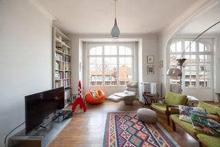 Do you dream of a bright apartment with a spacious layout? Then this charming apartment on the Rue du Charme in the municipality of Vorst is absolutely worth discovering. The apartment is located on the 3rd floor of a well-maintained and characterful building from 1928, accessible via the elevator. The authentic elements of the building create a timeless appearance and give the whole property extra character, both inside and out.

Upon entering, you immediately feel the warmth and homeliness of this apartment. The beautiful wooden plank flooring flows seamlessly through all rooms and enhances the cozy character. The bright living space offers an open view of the city and ample room for a seating area and dining area, with a pleasant indoor-outdoor experience thanks to the large windows. The eat-in kitchen is equipped with high-quality appliances and a cozy dining area. Furthermore, there are three full-sized bedrooms, a stylish bathroom with a bathtub and walk-in shower, a separate guest toilet, and a private cellar storage unit.

The costs amount to €200 per month and include personal water and gas consumption (via calorimeters on the radiators), the block insurance policy, and electricity consumption for the common areas. Furthermore, the building has a separate meter for electricity.

Urban planning information requested.

For more information or a free valuation of your property, you can fill out a request on our website or call 03/345.88.99.