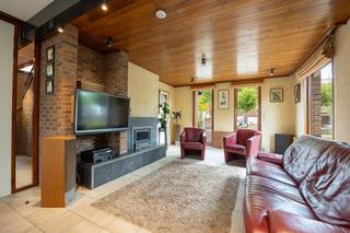 <p><span>Oerdegelijke en zeer goed onderhouden villa in centrum Wijgmaal (Leuven).</span></p><p><span>Ontdek deze mooie woning, gebouwd in 1986, maar op verschillende vlakken zijn tijd ver vooruit. De architecturale elementen die onmiddellijk opvallen zijn de koperen radiatoren, plafondhoge deuren, natuurleien dak, ...</span></p><p><span>De woning is volledig onderkelderd, een erg bruikbare en koele ruimte. Ideaal als wasplaats, wijnkelder, speelruimte, ...</span></p><p><span>Op de gelijkvloerse verdieping komen we binnen via een ruime inkomhal met vestiaire en toilet, alsook toegang tot de bureau. De ruime leefruimte met kachel loopt van voor tot achter en geeft uit in de kwalitatieve veranda. Daarnaast bevindt zich een goed uitgeruste leefkeuken met zicht op de tuin.</span></p><p><span>Op de eerste verdieping zijn er 3 mooie slaapkamers voorzien, alsook een badkamer met ligbad, douche en dubbele wastafel. Op de nachthal is een afzonderlijk toilet.</span></p><p><span>Een ladderluik verschaft toegang tot de zolderverdieping die steeds dienst deed als speel- en knutselruimte.</span></p><p><span>De tuin is mooi en onderhoudsvriendelijk aangelegd en voorzien van groot zonnig terras. Je kan er ook genieten van een vijver, jacuzzi en buitendouche met warm water.</span></p><p><span>De woning beschikt over een ruime oprit en een grote garage waar naast de wagen ook fietsen gestald kunnen worden.</span></p><p><span> </span></p><p><span>Technisch is de woning goed uitgerust met oa een recente condesatieketel, en een attest conform voor elektriciteit.</span></p><p><span> </span></p><p><span>Interesse om deze woning te bezoeken? Contacteer ons via 016 15 31 15 of <span>info@immolivit.be</span></span><span> </span></p>