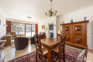 <p><span>Ruim 3-slaapkamerappartement met lift, balkon en gunstig EPC C</span></p><p><span>Op de tweede verdieping van een verzorgd gebouw bevindt zich dit ruime 3-slaapkamerappartement, bereikbaar met de lift. Het appartement is op te frissen en biedt dankzij de goede basis en praktische indeling heel wat mogelijkheden om het volledig naar eigen smaak te moderniseren.</span></p><p><span>Via de inkomhal, voorzien van handige ingemaakte kasten en een apart toilet, krijgt u toegang tot de verschillende vertrekken. De leefruimte geniet van een aangename lichtinval en biedt rechtstreeks toegang tot de keuken en het balkon. De keuken is uitgerust met een vaatwasser en dubbele wastafel en sluit aan op een praktische kleine bijkeuken/berging.</span></p><p><span>Het appartement beschikt over drie slaapkamers, waardoor het zowel geschikt is voor een gezin als voor wie een extra bureau, dressing of hobbyruimte wenst. De badkamer is uitgerust met een moderne inloopdouche en wastafel en beschikt bovendien over aansluitingen voor een wasmachine en droogkast.</span></p><p><span>Verder zijn er dubbele beglazing en een gunstige EPC-score C aanwezig. Het dak van het gebouw werd reeds vernieuwd. De elektrische installatie is momenteel niet conform, wat samen met de verdere opfrissing een mooie kans biedt om het appartement volledig naar hedendaagse normen te brengen.</span></p><p><span>De maandelijkse gemeenschappelijke kosten bedragen momenteel ongeveer 150 à 200. Hierin zijn onder meer gas, water, syndicus, blokpolis, elektriciteit van de gemeenschappelijke delen en het gebruik en onderhoud van de lift inbegrepen.</span></p><p><span>Een interessant appartement voor wie op zoek is naar ruimte, drie slaapkamers en de mogelijkheid om een eigendom volledig naar eigen smaak te moderniseren.</span></p><p><span> </span></p><p><span>Plan je graag een bezoek? 0492/39.16.32 (Jelle) | info@immomk.be - ook voor een correcte waardebepaling kan u bij ons terecht.</span><span> </span></p><p><span> </span></p>