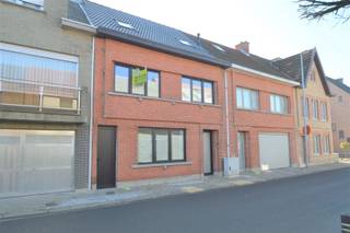 Moderne compleet gerenoveerde ruime instapklare woning met tuin Gelegen vlakbij het ziekenhuis, kortbij het centrum en diverse verbindingswegen...