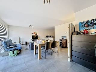 Dit 2-slaapkamer appartement is op zoek naar nieuwe bewoners. Dit appartement beschikt over een ruim terras achteraan en een open leefruimte met...
