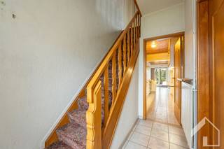 <p><strong>Te renoveren open bebouwing met 4 slaapkamers!</strong></p><p>Deze open bebouwing gelegen in Massenhoven op Liersebaan 200, biedt een stevige basis voor wie op zoek is naar een woning met ruimte en potentieel om naar eigen smaak te renoveren.<br />De woning is vlakbij de E313 gelegen, alsook nabij winkels en openbaar vervoer.</p><p>Bij het betreden van de woning kom je in de inkomhal, die toegang geeft tot de verschillende leefruimtes. De woonkamer en eetkamer vormen samen een aangename leefomgeving met veel lichtinval. Aansluitend bevindt zich de keuken, met daarnaast een wasplaats waar ook de stookinstallatie en apart toilet is ondergebracht. Verder is er op het gelijkvloers nog een garage aanwezig.</p><p>Op de eerste verdieping bevinden zich vier volwaardige slaapkamers, een badkamer en een ruime zolderkamer die perfect dienst doet als extra bergruimte.</p><p>Daarnaast beschikt de woning over een droge kelder en een leuke tuin waar het aangenaam vertoeven is.</p><p>Kortom, een ruime open bebouwing met een praktische indeling en veel mogelijkheden voor wie een woning zoekt die met een opfrissing kan worden omgevormd tot een echte thuis.</p><p>Voor meer info of bezoek: 0494/99.29.01 (Katrijn)</p>