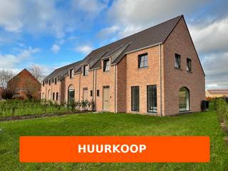 HUURKOOP huur een woning &amp; koop je nieuwe thuis!<br />Is dit je droomwoning, maar heb je voorlopig onvoldoende budget om het aan te kopen? Dan is HUURKOOP de oplossing! Via dit concept krijg je de kans om deze eigendom te huren en tegelijk maken jullie een wederzijdse belofte dat je deze eigendom zal aankopen tegen een vooraf afgesproken prijs. <br /><br />Met huurkoop spaar je voor je nieuwe thuis terwijl je er al woont. Gedurende een vooraf afgesproken periode ( max 2 jaar ) huur je deze woning. Op die manier leer je de woonst helemaal kennen en kun je het volledig naar je zin inrichten. Wanneer de afgesproken huurperiode voorbij is zal je deze woning aankopen en dit aan de prijs die bij het begin van de huurovereenkomst bepaald werd.<br /><br />Bovendien ben je je huurgelden bij de aankoop van deze eigendom niet kwijt, deze kan je immers gebruiken als voorschot op de aankoopprijs. Op die manier krijg je de kans om eerst nog wat te sparen. Een unieke kans dus!<br /><br />INTERESSE,?!<br />NEEM CONTACT MET ONS OP VOOR MEER INFO EN VOORWAARDEN.