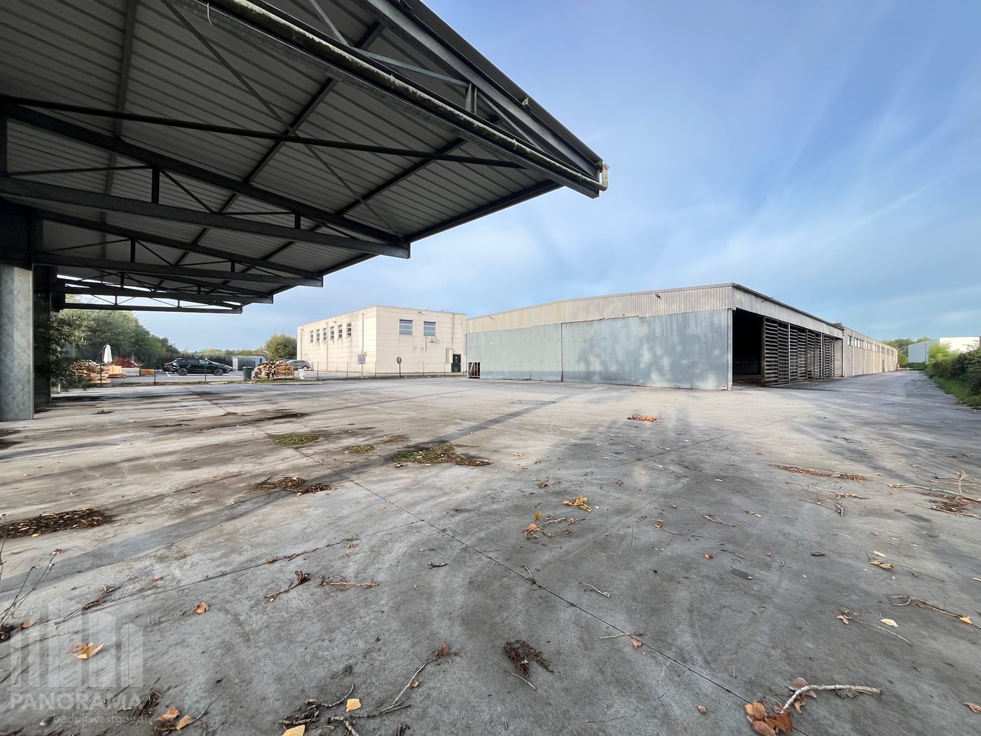 Gunstig gelegen bedrijfsterrein met magazijnen, showroom en kantoor - foto 4