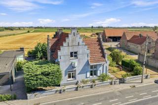 Deze karaktervolle woning is gelegen aan de Schoorbakkestraat 23, in het centrum van Pervijze, deelgemeente van Diksmuide. Vanuit de woning geniet je van prachtige landelijke vergezichten over de omliggende velden, met zicht op Diksmuide in de verte. Het perceel heeft een oppervlakte van 429 m², met een bewoonbare oppervlakte van 160 m².<br />De woning is te renoveren naar eigen smaak en leent zich zowel tot een eigen woning, een tweede verblijf als een vakantiewoning. Ze telt op het gelijkvloers een ruime inkom, woonkamer, eetkamer, keuken, een slaapkamer en een berging. Op de eerste verdieping bevinden zich maar liefst 4 slaapkamers, en op de tweede verdieping is er nog een zolder als extra opbergruimte of uitbreidingsmogelijkheid. Buiten is er een tuinberging en een garage aanwezig.<br />De vraagprijs bedraagt €163.000. Elk bod wordt voorgelegd aan de eigenaar, die vrij is om dit al dan niet te aanvaarden.<br />Een karaktervolle woning met veel potentieel, een royale indeling en een prachtig landelijk uitzicht over de velden richting Diksmuide: de ideale kans om dit pand volledig naar eigen smaak in te richten. Neem dan gerust contact met ons op voor een bezoek ter plaatse, via 051 49 49 11!<br /><br />
