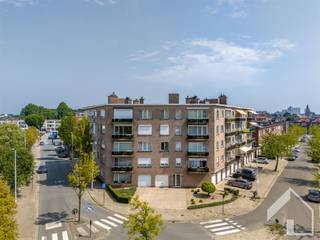 <p>Appartement bien situé dans un petit immeuble, comprenant : hall d'entrée, séjour, cuisine équipée avec buanderie adjacente, salle de bain équipée, toilette séparée et 3 chambres. Garage box individuel à acheter ou non avec un prix de vente de € 28.000,00. Situation calme, proche des transports en commun, des commerces (Colruyt à 50 m), de Metropolis et de la ville d'Anvers. Alarme présente. EPC : 89 (étiquette A !). Disponible par acte notarié.  </p>