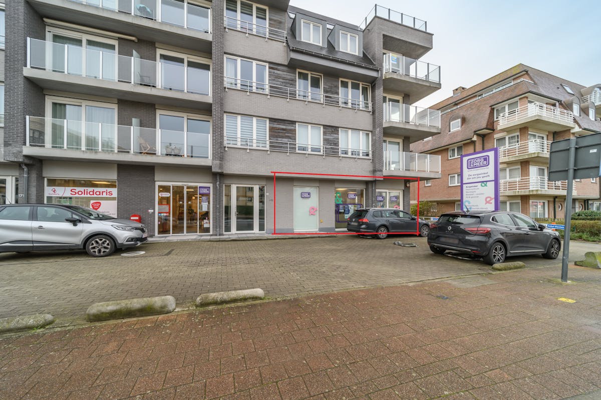 Handelsruimte en 3 staanplaatsen te huur te Koksijde-bad. - foto 1