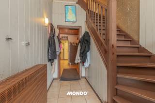 Deze gunstig gelegen, deels gerenoveerde woning in Niel biedt bijzonder veel ruimte en potentieel voor wie op zoek is naar een ruime gezinswoning...