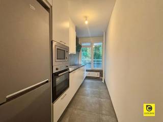 <p><span>Recent gerenoveerd 2 slaapkamer appartement met terras</span></p><p><span>Het pand heeft een zéér centrale ligging. Openbaar vervoer, invalswegen, scholen, winkels en supermarkten zijn allen op wandelafstand.</span></p><p><span>Dit modern appartement is gelegen op de 2de verdieping in een gebouw met lift en heeft volgende indeling:</span></p><p><span> </span></p><p><span>Inkomhal:</span></p><p><span>U betreedt het appartement via de inkomhal met ingemaakte vestiairekast, veiligheidsdeur en videofoon.</span></p><p><span> </span></p><p><span>Leefruimte &amp; keuken:</span></p><p><span>De aangename woonkamer op prachtige authentieke blokjesparket geniet veel natuurlijk licht. Bovendien zijn alle ramen voorzien van dubbele beglazing met PVC profielen en vliegen ramen. </span></p><p><span>Verder heeft u de vernieuwde gesloten keuken die uitgerust is met volgende toestellen: vaatwasser, spoelbak, kookplaat, dampkap, oven, koelkast en diepvriezer. <br />Alle comfort is voorhanden en er is meer dan voldoende werk- en opbergruimte.</span></p><p><span> </span></p><p><span>Badkamer &amp; slaapkamers:</span></p><p><span>Er zijn 2 slaapkamers, beiden op parket gelegen waarvan de grootste slaapkamer toegng geeft tot het terras.</span></p><p><span>In de nachthal is er een een aparte bergruimte aanwezig met een aansluiting voor uw wasmachine.</span></p><p><span>De vernieuwde badkamer geniet van een ruime inloopdouche en een dubbele lavabo.</span></p><p><span> </span></p><p><span>Terras:</span></p><p><span>Het appartement beschikt over een uitgestrekt en rustige terras te midden van het groen. Het geniet veel privacy en is toegankelijk vanuit beide slaapkamers.</span></p><p><span> </span></p><p><span>Huurprijs &amp; beschikbaarheid</span></p><p><span>Huurprijs: €975,00 / maand</span></p><p><span>Maandelijkse kosten: €135,00 - provisie verwarming en water + onkosten gebouw</span></p><p><span>Beschikbaarheid:Onmiddellijk </span></p><p><span> </span></p>