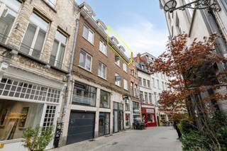 Studio-appartement op toplocatie in het centrum van Antwerpen. Een ideale starters woonplek of investering.<br /><br />Indeling:<br />Goed onderhouden studio op de 3e verdieping van een kleinschalig gebouw. Je komt meteen in de studioruimte, opvallend lichtrijk dankzij zijn grote raampartijen. De ruimte is reeds voorzien van een kastbed zodat de ruimte optimaal benut kan worden. Aan de voorzijde, de geïnstalleerde halfopen keuken voorzien van een koelkast met vriesvak, gaskookplaat (4-pits), dampkap, microgolfoven en een spoelbak. Achteraan vindt men de de badkamer voorzien van een toilet, een douche in bad en een wastafel. Verder is er nog een ingebouwde vestiairekast en een aparte wasberging met de nodige aansluitingen voorzien.<br /><br />Bijzonderheden:<br />Verhuurd met een korte duur contract (€ 975/maand all in).<br />Huidig rendement 5% (netto!) en dit kan nog geoptimaliseerd worden.<br />Perfect startersappartement of investering.<br />EPC-label B.<br />Roerende goederen zijn inbegrepen in de verkoop.<br /><br />Ligging:.<br />Rustig gelegen in een winkelstraat en op slechts 250m van de Hoogstraat, de Nationalestraat, met de ModeNatie en het Modemuseum alsook de Grote Markt en Groenplaats met zijn gezellige cafés en restaurants.