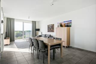 <p>Op de vijfde verdieping van een recent gebouw (2016) wacht een lichtrijk appartement waar ruimte en comfort perfect samenkomen. De royale leefruimte met open keuken baadt in het daglicht en vormt het hart van de woning. Via het grote schuifraam wandel je zo het zonnige terras op.</p>
<p>Met drie volwaardige slaapkamers is er ruimte voor het hele gezin, een thuisbureau of logeerkamer. De master beschikt over een ensuite badkamer, terwijl een aparte douchekamer extra comfort biedt.</p>
<p>Ook de ligging scoort. Vlakbij verbind je moeiteloos met de Ring en de E313, terwijl je voor een wandeling of een sportieve pauze zo richting Rivierenhof trekt. Winkels, scholen, openbaar vervoer en het bruisende centrum van Antwerpen bevinden zich bovendien op slechts enkele minuten.</p>
<p>Een privatieve kelderberging is inbegrepen en een ondergrondse autostaanplaats is optioneel aan te kopen voor € 25.000</p>
<p>Hier woon je niet alleen. Hier kom je thuis. Interesse? Maak dan snel een afspraak via info@jamar.immo of 03 435 31 33.</p>
<p>Vg, Wg, Gmo, Gvkr, geen overstromingsgevoelig gebied. Geen opname in het maatregelenregister.</p>
