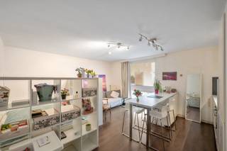 Welkom in Leuven! Op een uitstekende en centrale locatie, vlak bij het bruisende stadscentrum, bevindt zich deze charmante en lichtrijke gelijkvloerse studio van 30 m².<br /><br />Hier woont u op wandelafstand van alles wat Leuven te bieden heeft. Gezellige winkels, restaurants en cafés, openbaar vervoer en de verschillende campussen van de KU Leuven bevinden zich vlakbij. Een ideale ligging voor wie graag het stadsleven binnen handbereik heeft.<br /><br />De studio is praktisch en gezellig ingericht en beschikt over een inkomhal, een aangename leefruimte met open keuken en een badkamer. Dankzij de zuidelijke oriëntatie geniet de leefruimte doorheen de dag van een mooie natuurlijke lichtinval.<br /><br />De open keuken is voorzien van een koelkast, diepvriezer, oven en inductiekookplaat. Het keukeneiland met hoge stoelen vormt een gezellige plek om te ontbijten, te eten of te studeren en zorgt bovendien voor extra werkruimte.<br /><br />De praktische badkamer beschikt over een douche, wastafel en toilet.<br /><br />Een bijkomende troef in het gebouw is de gemeenschappelijke fietsenberging, een absolute meerwaarde in een fietsstad zoals Leuven.<br /><br />Deze studio is dan ook een mooie opportuniteit voor wie op zoek is naar een eerste woonst, een studentenverblijf of een interessante investering op een toplocatie.<br /><br />Benieuwd? Boek snel je bezoek ter plaatse via info@bvm-vastgoed.be of op 016 23 21 45.