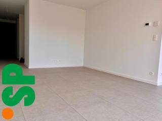 De woning heeft de volgende indeling: Men komt binnen in de inkomhal met het apart toilet (tegels). Van hieruit kan men naar de ruime en...