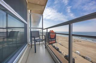 Welkom in deze verzorgde en volledig i<u>nstapklare studio</u> te Middelkerke, gelegen op de 5de verdieping van <strong>residentie Helix</strong>!<br />Deze gezellige studio geniet van een prachtig <strong>frontaal zeezicht</strong> en tal van <u>faciliteiten</u> in het gebouw zelf.<br /><br />Dankzij de uitstekende ligging op de <strong>zeedijk</strong> vormt deze eigendom de ideale uitvalsbasis om in alle rust van de Belgische kust te genieten.<br />De studio werd steeds zeer goed onderhouden en verkeert in een zeer nette staat, waardoor u er onmiddellijk van kunt <u>genieten zonder renovatiewerken</u>.<br />Het aangename terras aan de voorzijde biedt een schitterend uitzicht op zee en vormt de <strong>perfecte plaats om te ontspannen</strong>.<br /><br />Daarnaast beschikt de residentie over tal van extra <u>faciliteiten</u> die het verblijf bijzonder comfortabel maken.<br />Zo kunnen de bewoners gebruikmaken van een <strong>binnenzwembad</strong>, vernieuwde <u>sauna &amp; infraroodcabine (2026)</u>, fitnessruimte, speelzaal met onder meer een <u>pingpongtafel, snooker en tafelvoetbal,</u> alsook een gemeenschappelijke fietsenberging en een vuilnislokaal.<br />Bovendien is een privatieve kelderberging inbegrepen in de vraagprijs.<br /><br />Ook de bereikbaarheid is een grote troef: de studio bevindt zich op wandelafstand van de <u>tramhalte, winkels, horecazaken</u> en de vele ontspanningsmogelijkheden die Middelkerke te bieden heeft.<br /><br /><u><strong>Extra troeven:</strong></u>
<ul>
	<li><strong>Frontaal zeezicht</strong></li>
	<li>Aangenaam <u>terras</u></li>
	<li>Volledig instapklaar en uitstekend onderhouden</li>
	<li>Vernieuwde liften in het gebouw (2024)</li>
	<li>Privatieve <u>kelderberging inbegrepen</u></li>
	<li>Gemeenschappelijke <u>fietsenberging en vuilnislokaal</u></li>
	<li>Zwembad, sauna, fitness en recreatieruimte in de residentie</li>
	<li><strong>Gunstige EPC-score</strong> (label B)</li>
	<li>Centrale ligging vlak bij de tramhalte, winkels en horeca</li>
</ul>
Kortom: een verzorgde studio op een toplocatie aan zee, ideaal als tweede verblijf of investering.<br />Plan vandaag nog uw bezoek in!