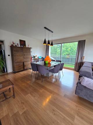Lichtrijk en modern 1-slaapkamer appartement (79 m²) met 2 terrassen op de 6e verdieping in Ganshoren<br />​Dit stijlvolle, instapklare appartement van circa 79 m² op de 6e verdieping combineert een moderne look met een prachtig, groen uitzicht. Dankzij de grote raampartijen geniet de ruime leefruimte van een overvloed aan natuurlijk licht en een directe toegang tot een van de terrassen.<br />​Indeling en troeven:<br />​Totale oppervlakte: ca. 79 m²<br />​Twee terrassen: Geniet optimaal van het buitenleven en het panoramische, groene uitzicht (o.a. zicht op de Basiliek van Koekelberg).<br />​Lichtrijke leefruimte: Gezellige en royale woonkamer met een warme parketvloer en grote schuiframen naar het terras.<br />​Moderne open keuken (8 m²): Volledig uitgerust met een strak kookeiland, kwalitatieve inbouwapparatuur (oven, kookplaat, microgolfoven) en voldoende opbergruimte.<br />​Slaapkamer (12 m²): Rustige en comfortabele slaapkamer met ruimte voor een groot bed en kledingkast.<br />​Hedendaagse badkamer: Strak afgewerkt met een royale inloopregendouche, modern lavabomeubel en aansluiting/ruimte voor wasmachine.<br />​Afzonderlijk gastentoilet: Modern hangtoilet met handenwasser.<br />​Inkomhal: Ruime ontvangsthal met doorgang naar alle vertrekken.<br />​Toplocatie:<br />Uitstekend gelegen in Ganshoren nabij grote verbindingswegen (R0, E40) en met een vlotte, snelle verbinding richting het centrum van Brussel. Supermarkten, scholen, winkels en groene parken liggen in de directe nabijheid. Bovendien is het appartement uitstekend bereikbaar met het openbaar vervoer (bus, tram, trein).<br />​Ideaal voor wie op zoek is naar comfort en modern wonen nabij Brussel, of als waardevolle investering!