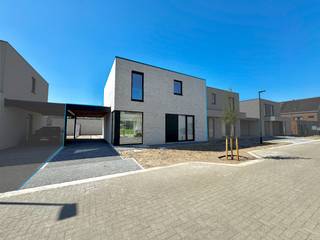 Deze stijlvolle nieuwbouwwoning in moderne, strakke architectuur bevindt zich in een rustige en kleinschalige woonwijk in het charmante Oosteeklo. Dankzij de uitstekende ligging, hoogwaardige afwerking en mooie bewoonbare oppervlakte geniet u hier van een unieke combinatie van comfort, energiezuinigheid en woonkwaliteit.<br /><br />De woning is zo goed als volledig afgewerkt en biedt alle ruimte die een hedendaags gezin nodig heeft. Op het gelijkvloers vindt u een inkomhal met apart gastentoilet, een lichtrijke leefruimte met grote raampartijen en zicht op de tuin, alsook een moderne keuken die volledig geïntegreerd is in het leefgedeelte. Verder beschikt de woning over een aansluitende wasplaats naast de keuken.<br /><br />Op de eerste verdieping bevinden zich drie volwaardige slaapkamers, een apart toilet en een stijlvolle badkamer uitgerust met zowel een ligbad als een inloopdouche.<br /><br />Ook op energetisch vlak scoort deze woning uitzonderlijk goed dankzij de aanwezigheid van vloerverwarming, zonnepanelen, een geothermische warmtepomp, ventilatiesysteem C en passieve koeling in alle ruimtes.<br /><br />Buiten geniet u van een mooi georiënteerd zonneterras, een aangename tuin, een tuinberging én een praktische oprit met carport.<br /><br />Troeven van deze woning:<br />- Moderne en tijdloze architectuur<br />- Rustige ligging in een nieuwe woonwijk<br />- 3 volwaardige slaapkamers<br />- Energiezuinige technieken en hoog wooncomfort<br />- Moderne keuken en stijlvolle badkamer<br />- carport en oprit<br />- Aangelegde tuin met zonnig terras<br /><br />Prijs exclusief kosten (12% RR en 21% BTW)<br /><br />Interesse in deze prachtige nieuwbouwwoning?<br />Meer info of een bezoek? Bel WIJSvastgoed op +32 9 395 80 10 !