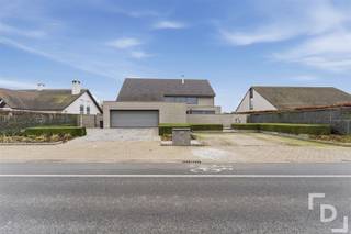 Langs de Langemarkseweg te Boezinge treffen we deze uitzonderlijk ruime en moderne villa aan. Dit architectonisch staaltje van vakmanschap...